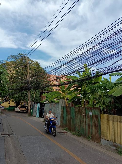สำนักงาน กสทช.เขต ๑๑ ได้รับเรื่องจากเจ้าหน้าที่ Call Center ๑๒๐๐ แจ้งว่ามีผู้ประสบอุบัติเหตุจากสายสื่อสารที่ไม่เป็นระเบียบ