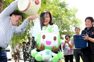 กสทช. สุภิญญา กลางณรงค์ รับคำท้าให้เข้าร่วม IceBucketChallenge