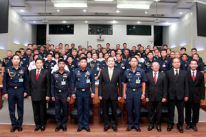 พลอากาศเอก ธเรศ ปุณศรี ประธาน กสทช. บรรยายในหัวข้อบทบาทของ กสทช. กับความมั่นคงของประเทศ ให้แก่นายทหารสัญญาบัตรของกองทัพอากาศ ชั้นยศนาวาอากาศเอก
