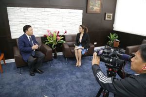 เลขาธิการ กสทช. บันทึกเทปให้สัมภาษณ์รายการจับประเด็นข่าวร้อน กับประเด็นร้อนสิ้นสุดระยะเวลาเยียวยาคลื่น 900 MHz