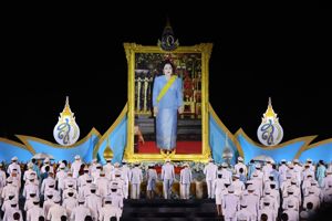 พิธีถวายเครื่องราชสักการะและวางพานพุ่ม และพิธีจุดเทียนถวายพระพรชัยมงคล พระนางเจ้าสิริกิติ์ พระบรมราชินีนาถ พระบรมราชชนนีพันปีหลวง เนื่องในโอกาสวันเฉลิมพระชนมพรรษา