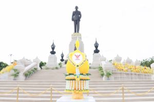 พิธีวางพานพุ่มและถวายบังคม เนื่องในวันคล้ายวันพระบรมราชสมภพ พระบาทสมเด็จพระบรมชนกาธิเบศร มหาภูมิพลอดุลยเดชมหาราช บรมนาถบพิตร วันชาติ และวันพ่อแห่งชาติ