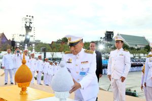 รองเลขาธิการ กสทช. ถวายพานพุ่มราชสักการะ สมเด็จพระบรมราชชนนีพันปีหลวง