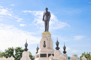 พิธีวางพานพุ่มและถวายบังคม เนื่องในวันคล้ายวันพระบรมราชสมภพ พระบาทสมเด็จพระบรมชนกาธิเบศร มหาภูมิพลอดุลยเดชมหาราช บรมนาถบพิตร วันชาติ และวันพ่อแห่งชาติ