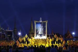 พิธีจุดเทียนเพื่อน้อมรำลึกในพระมหากรุณาธิคุณ พระบาทสมเด็จพระบรมชนกาธิเบศร มหาภูมิพลอดุลยเดชมหาราช บรมนาถบพิตร
