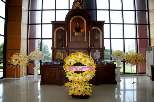 พิธีวางพวงมาลา เนื่องในวันคล้ายวันสวรรคตพระบาทสมเด็จพระบรมชนกาธิเบศร มหาภูมิพลอดุลยเดชมหาราช บรมนาถบพิตร