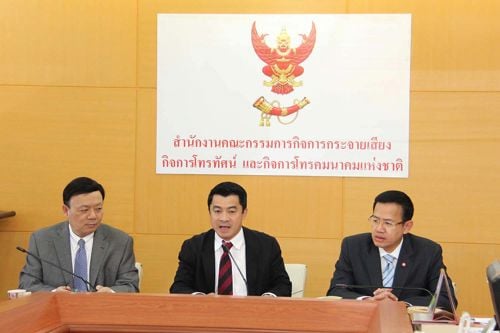 กทค. รับทราบรายงาน การรับฟังความคิดเห็นสาธารณะ มาตรการยียวยาผู้ใช้บริการ 1800 และให้นำเข้าพิจารณาในที่ประชุมคณะอนุกรรมการเตรียมความพร้อม 1800 วันศุกร์นี้