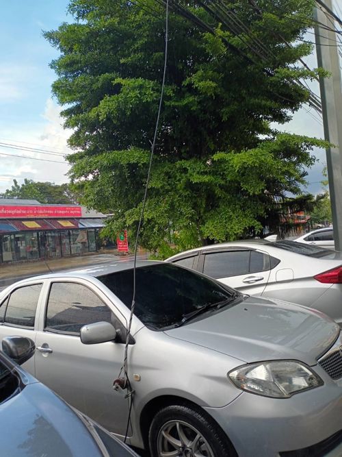 วันพุธ ที่ 3 พ.ย. 2564 เวลา 09.15 น. สำนักงาน กสทช. เขต 11 ได้รับแจ้งจากนางสาวพบสิริ คะเชนหาญ ผ่าน Call center 1200 ว่ารถยนต์ถูกสายสื่อสารที่ไม่เป็นระเบียบ เกี่ยวทำให้ได้รับความเสียหาย
